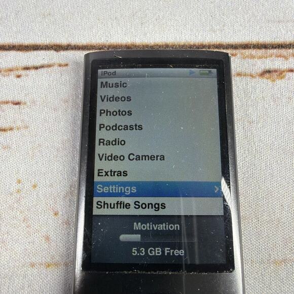 Apple iPod Nano 5th Gen A1320 Black 8GB - For Parts/Repair - Picture 4 of 5
